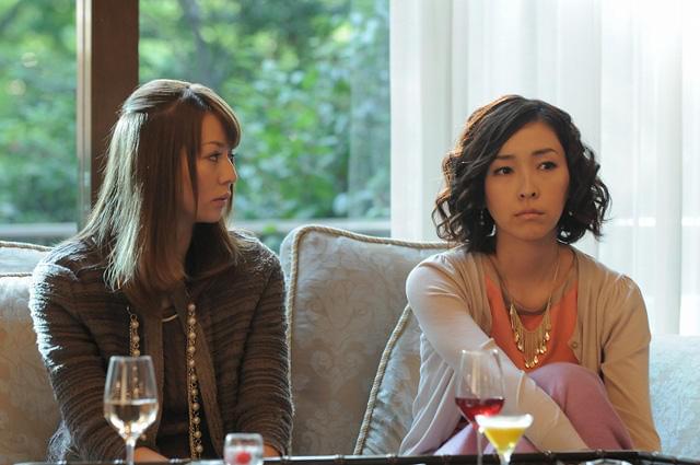 麻生久美子、やり手営業課長役でキリッと眼鏡姿を披露