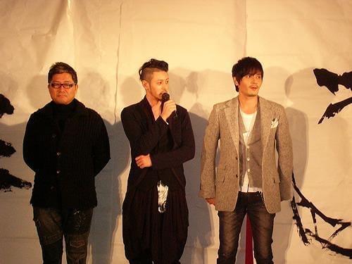 オダギリジョー、書き初めで主演作「マイウェイ」の大ヒットを祈願