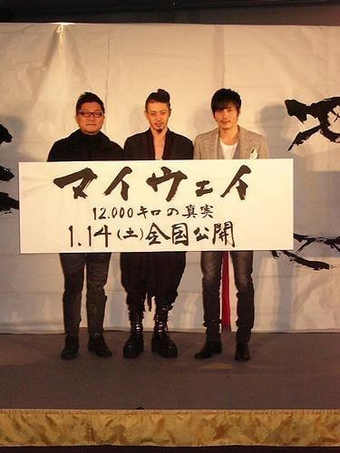 オダギリジョー、書き初めで主演作「マイウェイ」の大ヒットを祈願