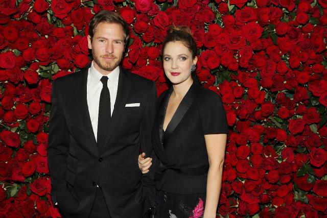 ドリュー・バリモアが、年下のアートコンサルタントと婚約