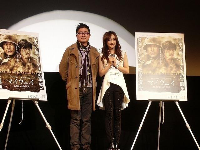 （左より）突然の登場に喝采を浴びたカン・ジェギュ監督とKARAのニコル