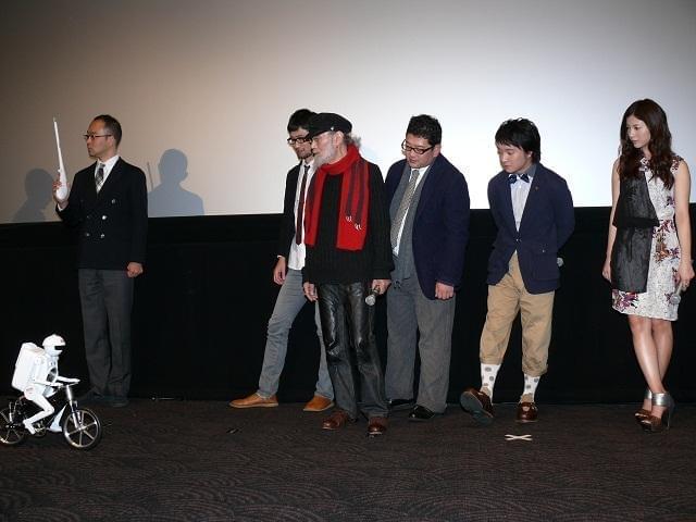 吉高由里子「50年後が楽しみ」最新ロボットに興味津々