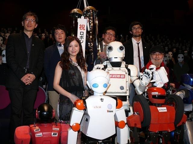 吉高由里子「50年後が楽しみ」最新ロボットに興味津々