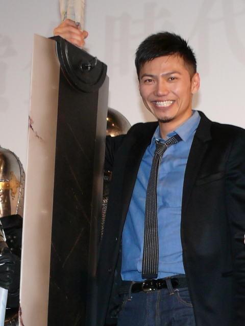 ケンコバ、30キロの甲ちゅうに身を包み「拘束感が心地よい」