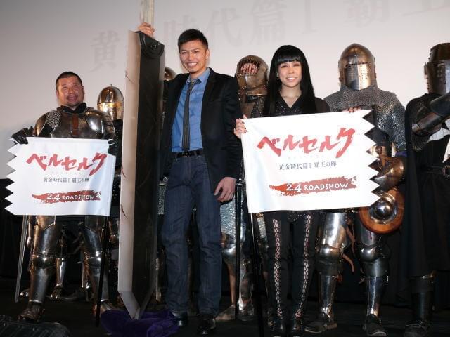 ケンコバ、30キロの甲ちゅうに身を包み「拘束感が心地よい」