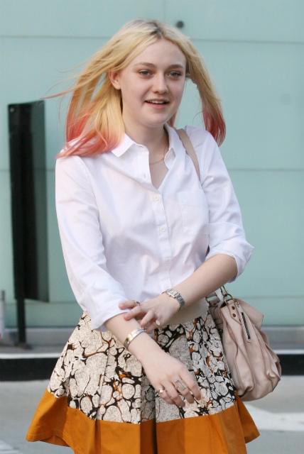 ダコタ・ファニング、ピンクの新ヘアスタイルを披露