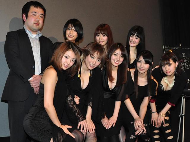 ハリウッド目指す女優集団、セクシー黒衣裳で舞台挨拶