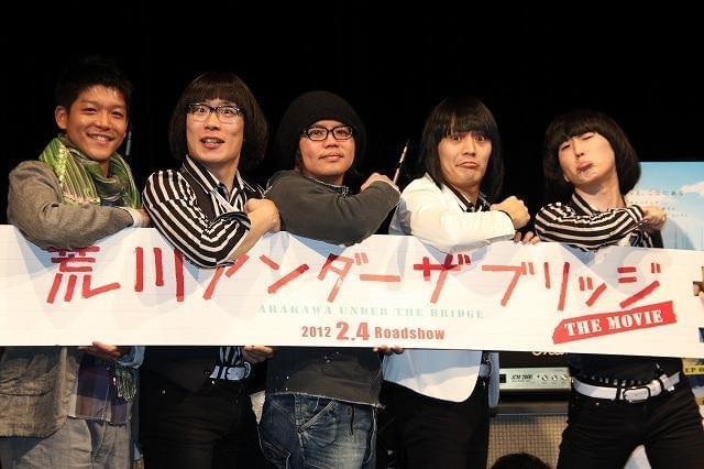 撮影を振り返った飯塚健監督（中央）