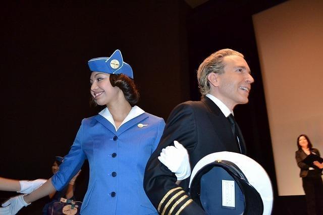 デーブ・スペクター、パンナム美女に囲まれご満悦