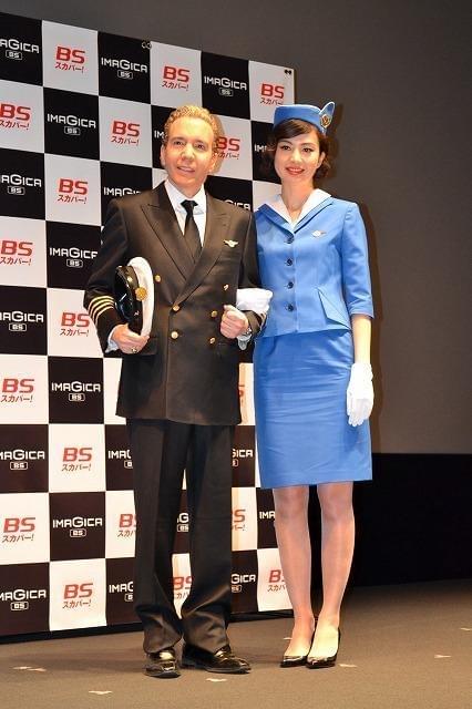 デーブ・スペクター、パンナム美女に囲まれご満悦