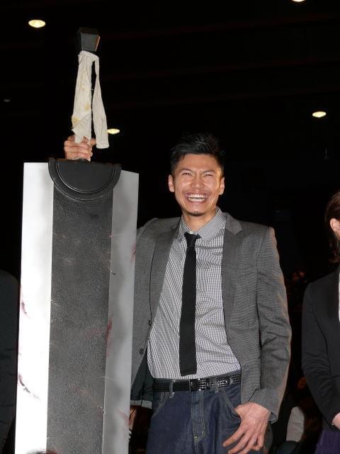 「ベルセルク」岩永洋昭、孤独だった？ 窪岡監督が平謝り