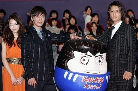 成宮寛貴“分身”の「成歩堂ダルマ」にご満悦