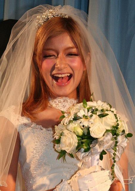 ローラ、ウエディングドレス姿で結婚観明かす