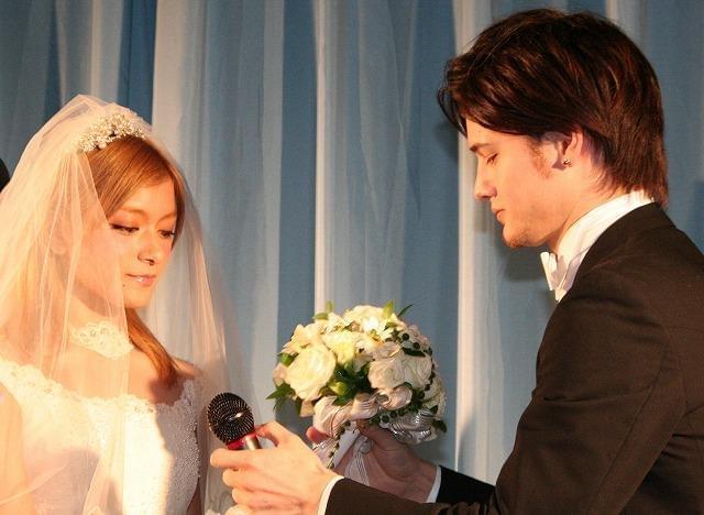 ローラ、ウエディングドレス姿で結婚観明かす