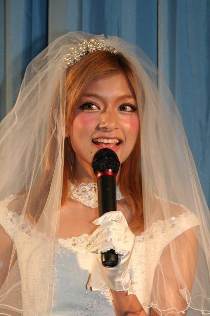 ローラ、ウエディングドレス姿で結婚観明かす