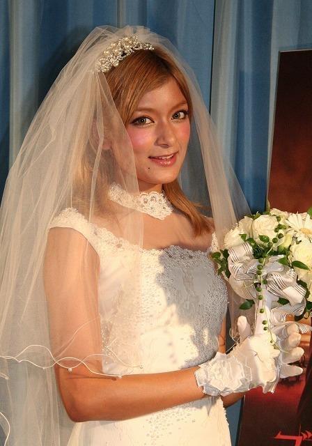 ローラ、ウエディングドレス姿で結婚観明かす