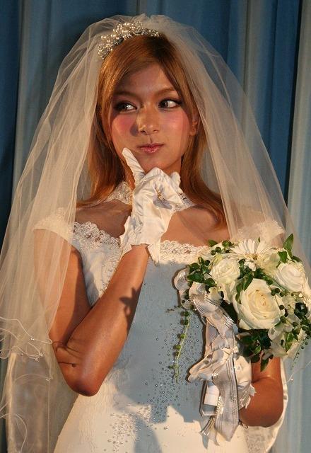 ローラ、ウエディングドレス姿で結婚観明かす