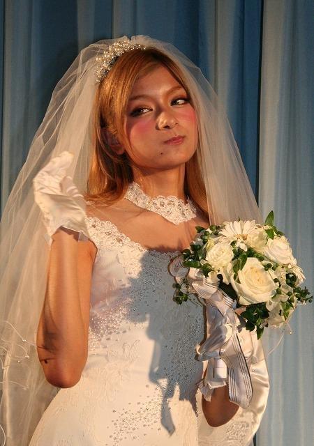 ローラ、ウエディングドレス姿で結婚観明かす