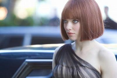 篠田が吹き替えをする大富豪の娘シルビア（アマンダ・セイフライド）