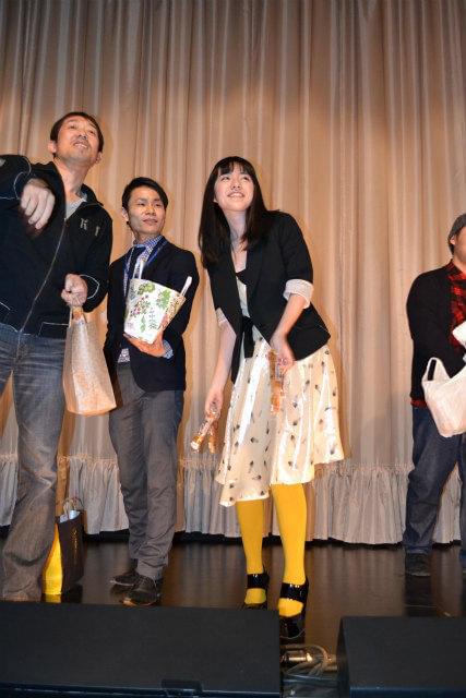 「らもトリップ」初日挨拶に立った小島藤子ら