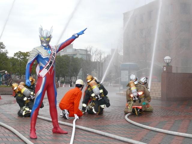 ウルトラマンゼロが1日消防署長に、防災訓練の指揮をとる