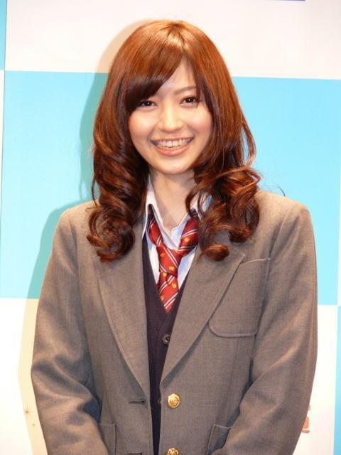 逢沢りな「大丈夫かな…」20歳の制服姿に不安げ