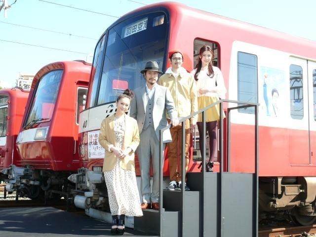 “僕達急行ラッピング電車”が出発！松ケン＆瑛太も感激