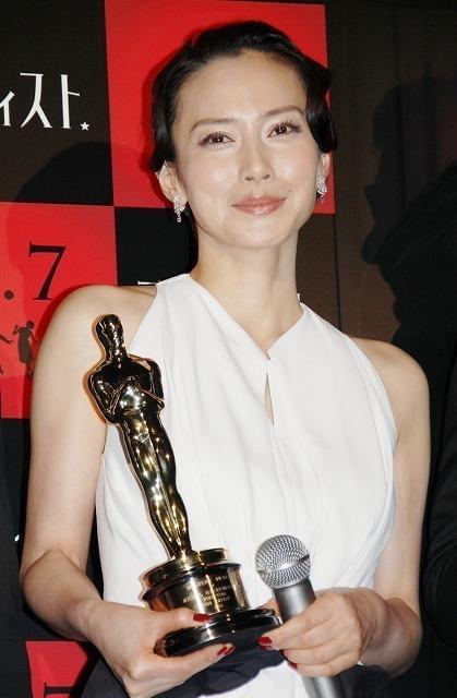 「アーティスト」監督オスカー像携え来日 中谷美紀の美ぼうにメロメロ？