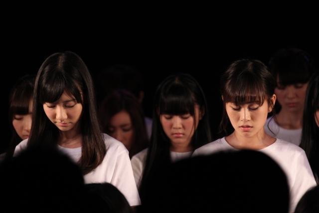 黙とうを捧げた「AKB48」のメンバー