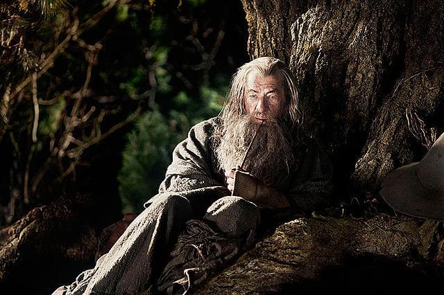 魔法使いのガンダルフを演じるのは、前3部作に引き続きイアン・マッケラン