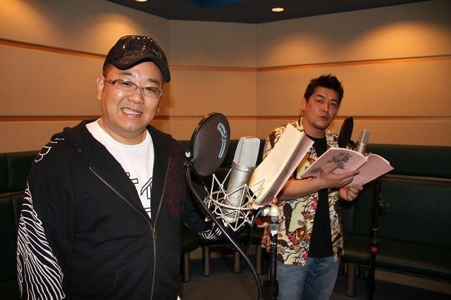 アフレコに臨むサンドウィッチマンの富澤たけしと伊達みきお