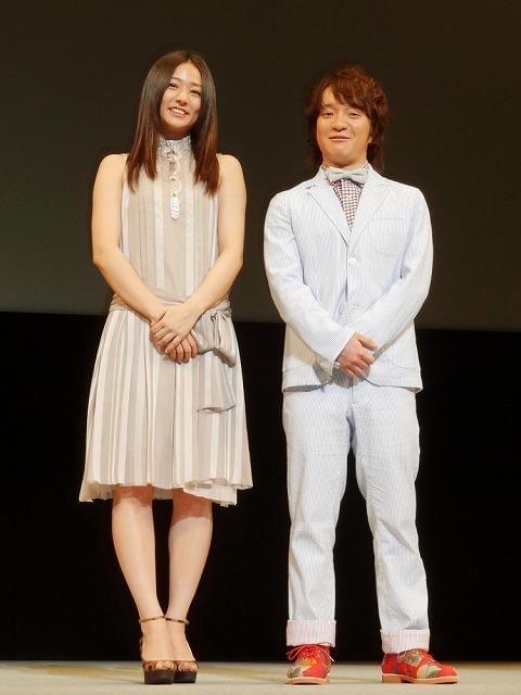 舞台挨拶に立った濱田岳と木村文乃