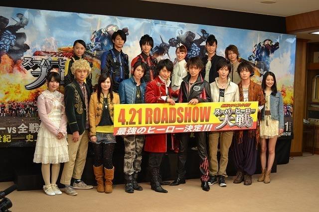 歴代スーパーヒーロー大結集で「スーツの量はギネス級」