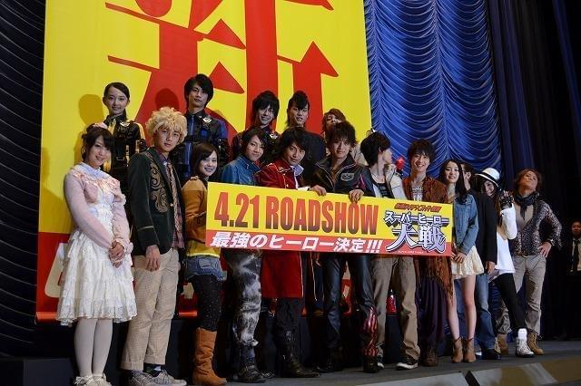 歴代スーパーヒーロー大結集で「スーツの量はギネス級」