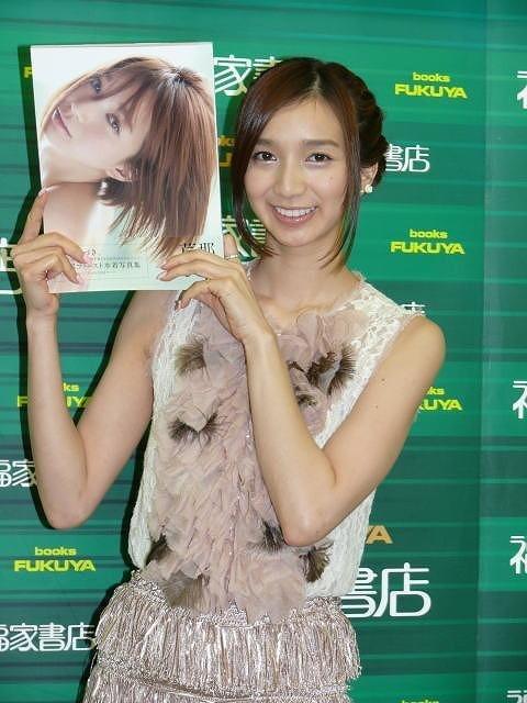 初の水着写真集を発売した芹那