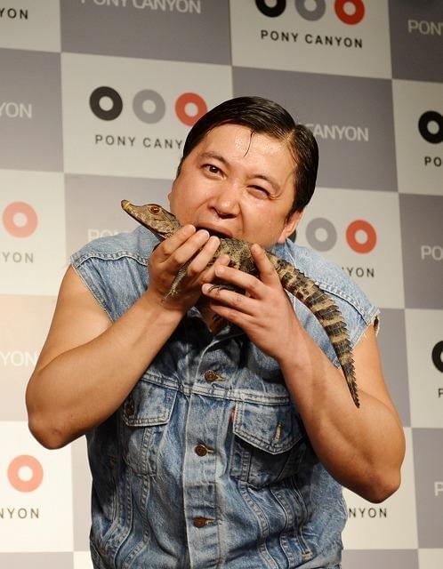 ビビりながらワニに食いついたスギちゃん