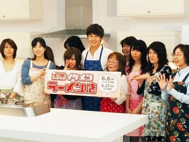 集まったファンを歓迎したチョン・イル