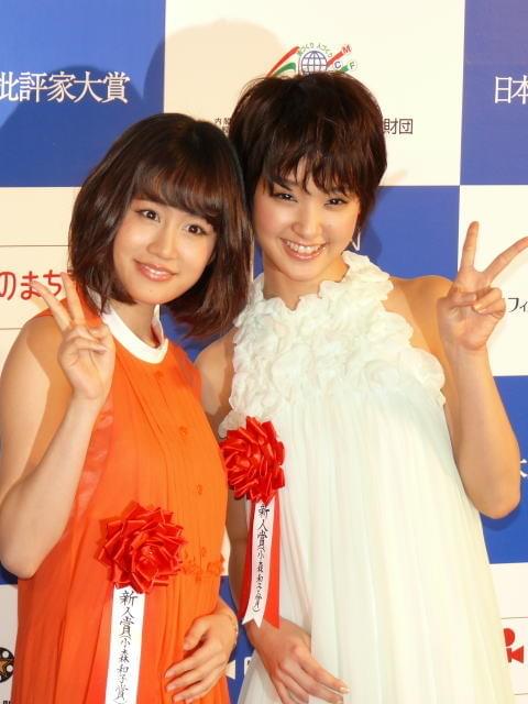 剛力彩芽＆AKB前田、批評家大賞新人賞受賞に喜びのピースサイン