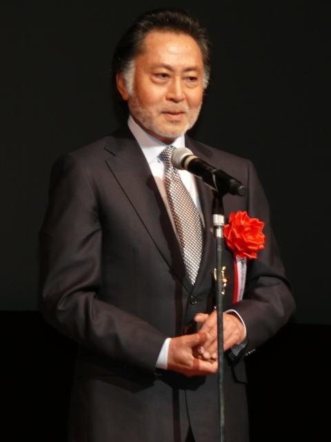 剛力彩芽＆AKB前田、批評家大賞新人賞受賞に喜びのピースサイン