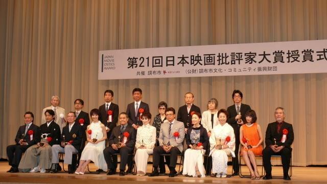 剛力彩芽＆AKB前田、批評家大賞新人賞受賞に喜びのピースサイン