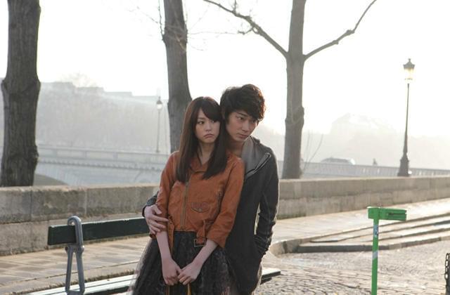 遠距離恋愛中のカップルを演じる桐谷美玲と綾野剛