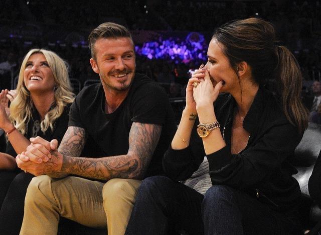 はにかんだ笑顔を見せたベッカム夫妻