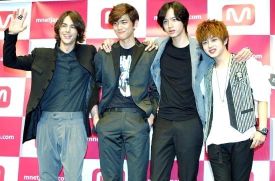 イケメンぞろいにキャー！ 「美男バンド」キャスト来日