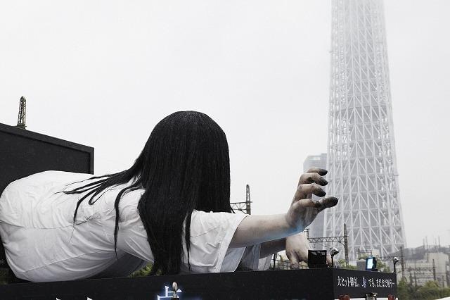 メガ貞子、オープン初日にスカイツリーとツーショット