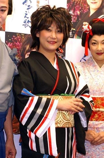 演歌歌手・水谷千重子に扮した友近