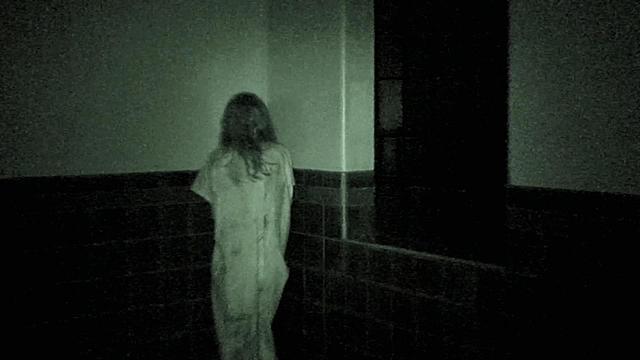 タイル貼りの部屋でゆらゆらと揺れる少女の真の姿とは……？