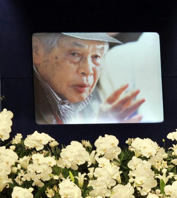 新藤兼人監督の通夜に約1000人 津川雅彦「おめでとう」撤回