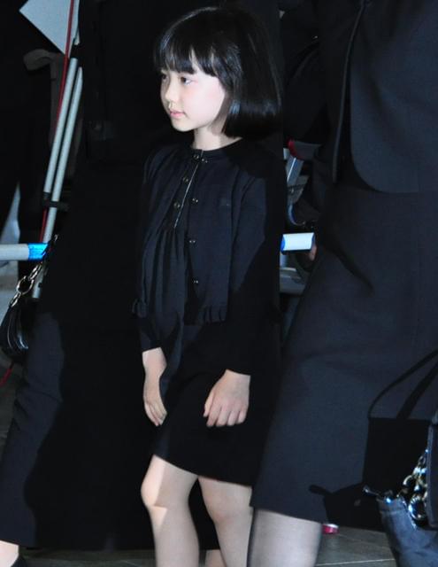 芦田愛菜ちゃん、新藤監督に最後の別れ 思い出の品々と共に出棺