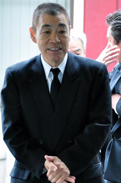 芦田愛菜ちゃん、新藤監督に最後の別れ 思い出の品々と共に出棺