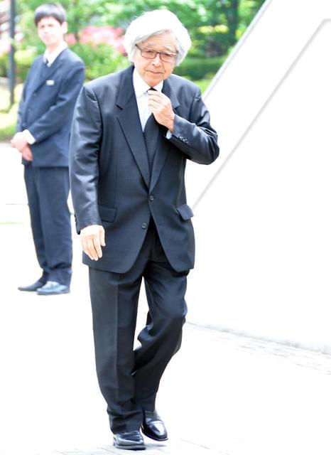 芦田愛菜ちゃん、新藤監督に最後の別れ 思い出の品々と共に出棺